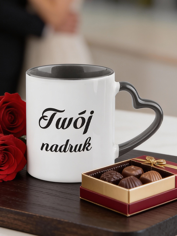 Kubek na Walentynki z własnym nadrukiem – czarne wnętrze i uszko w kształcie serca