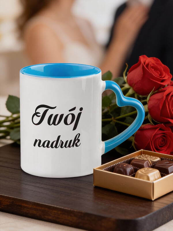 Kubek na Walentynki z własnym nadrukiem – niebieskie wnętrze i uszko w kształcie serca