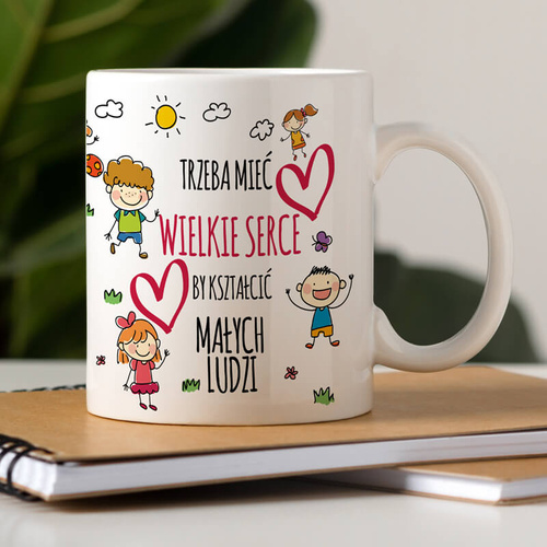 Kubek dla nauczyciela - Trzeba mieć wielkie serce, by kształcić małych ludzi w kartoniku