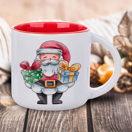 Świąteczny kubek z czerwonym wnętrzem - Mikołaj z prezentami