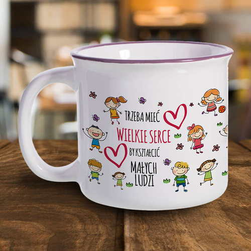 Kubek ceramiczny z fioletowym rantem - Trzeba mieć wielkie serce, by kształcic młaych ludzi - prezent dla przedszkolanki