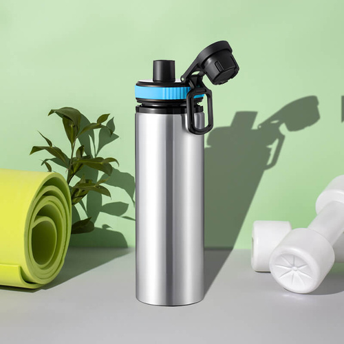 Srebrny bidon 850 ml - z rączką i zamykanym ustnikiem - z Twoim nadrukiem - niebieska opaska