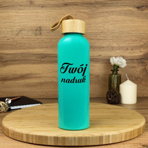 Miętowa butelka aluminiowa z bambusową zakrętką z Twoim nadrukiem