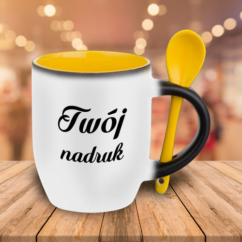 Kubek magiczny żółtym wnętrzem i z łyżeczką z Twoim nadrukiem