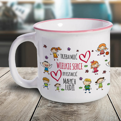 Kubek ceramiczny z różowym rantem - Trzeba mieć wielkie serce, by kształcic młaych ludzi.