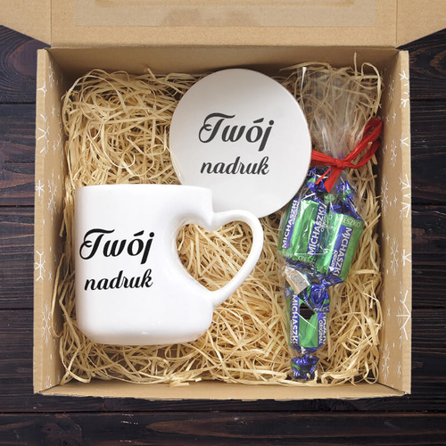 Zestaw prezentowy w kartoniku w gwiazdki - kubek serce i podkładka z nadrukiem + cukierki